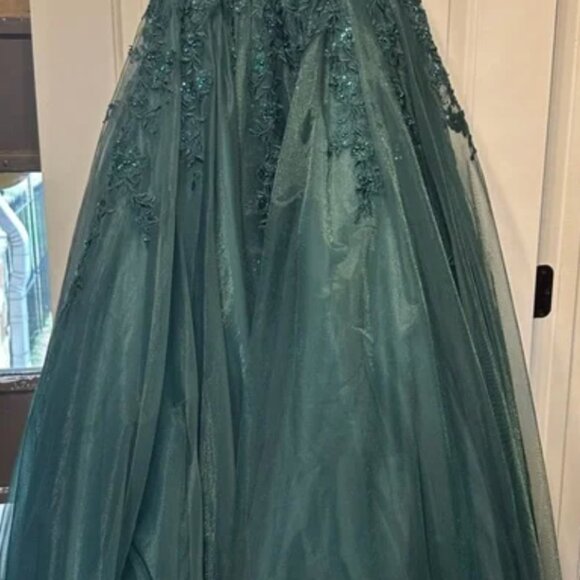Gorgeous Jovani Green Prom Gown - Size 4 - Picture 4 of 4